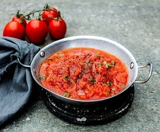 Salsa med tomat, rødløk og chili