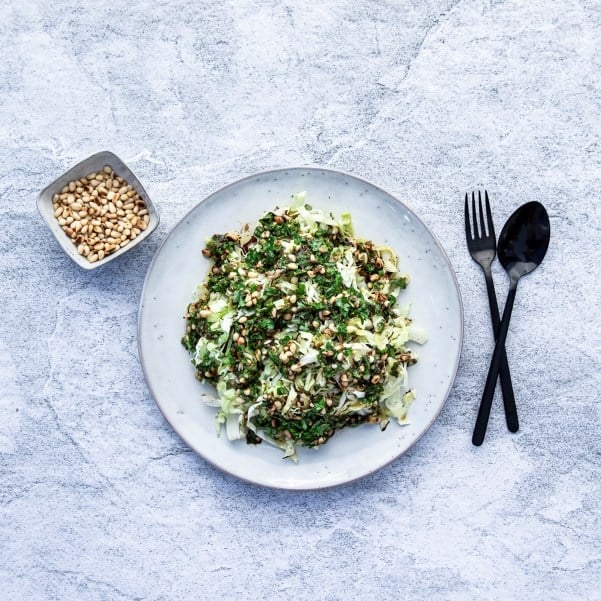 Superfrisk grillet spisskålsalat