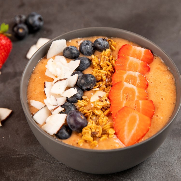 Smoothie bowl med mango, jordbær og banan | Bama