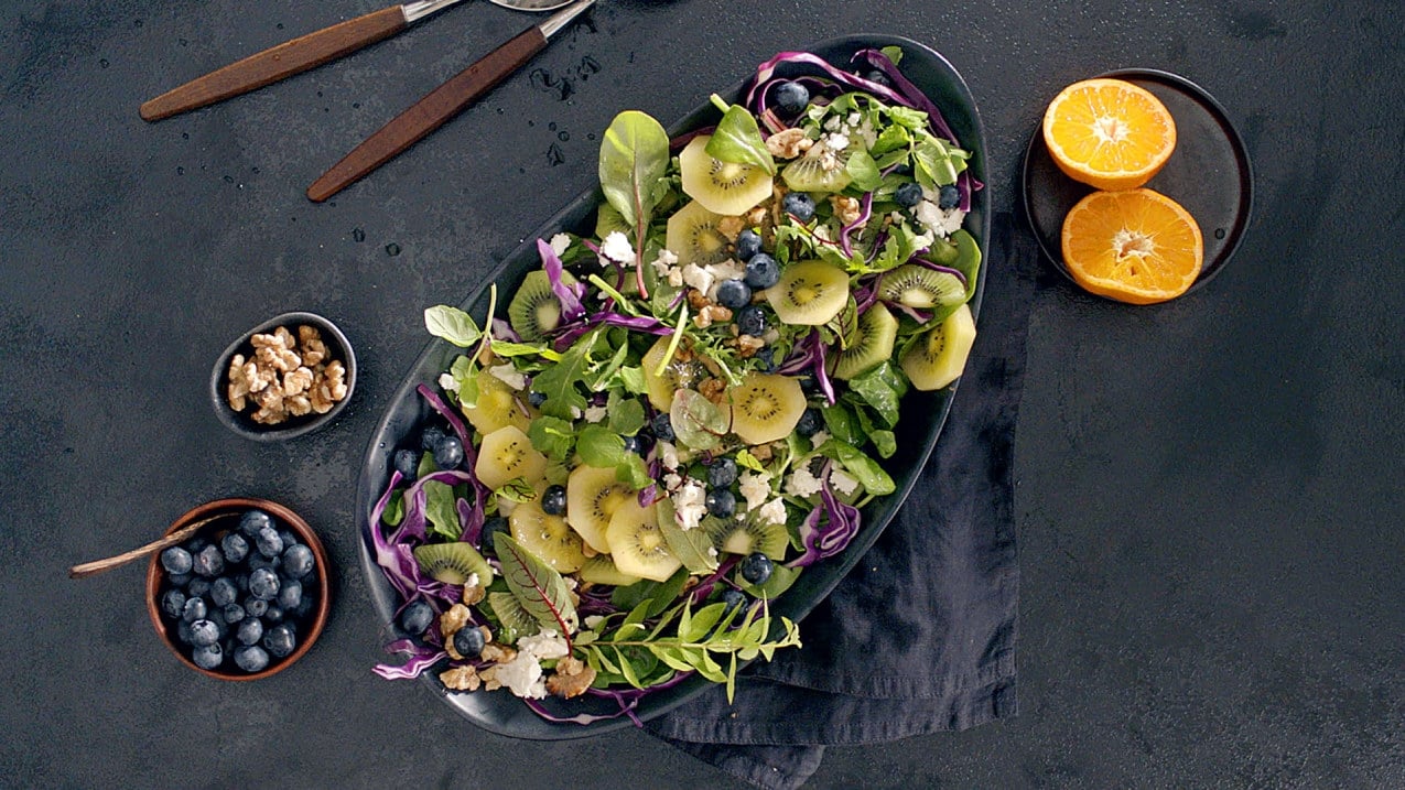 Salat med kiwi, feta og blåbær | Bama